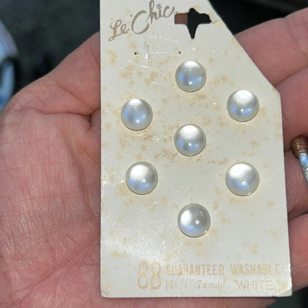 Vintage Le Chic White Pearlescent Buttons Size 14 3/8 Inch 7 Count Made in Japan